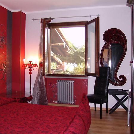 Manuela Le Quattro Coppe Hotel Desenzano del Garda Kültér fotó