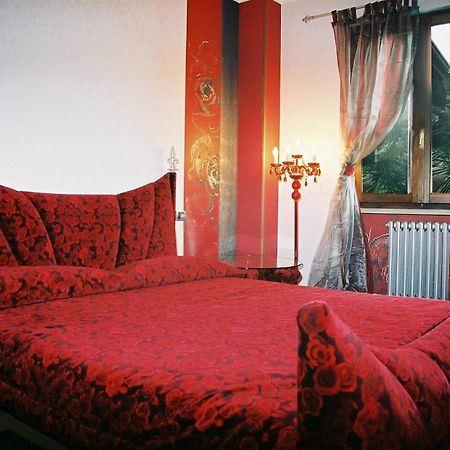 Manuela Le Quattro Coppe Hotel Desenzano del Garda Kültér fotó