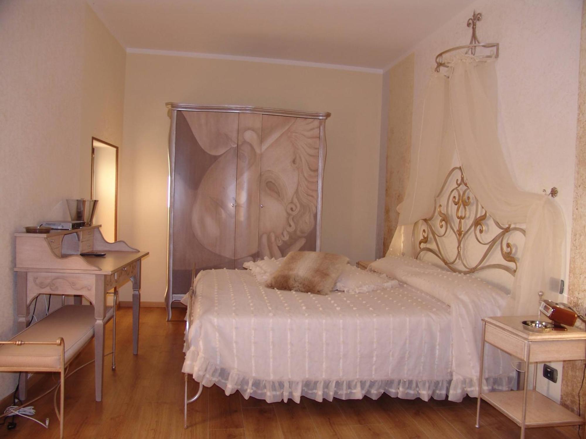 Manuela Le Quattro Coppe Hotel Desenzano del Garda Kültér fotó